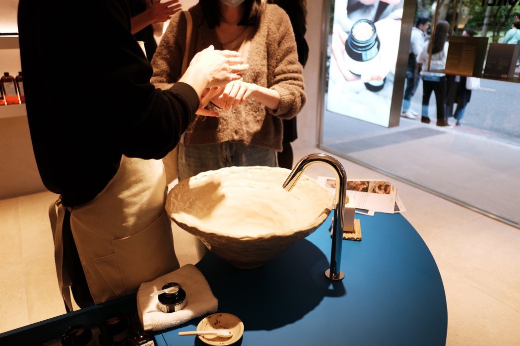 店內陶瓷手工水槽，也是全球旗艦店相同的裝置之一。photo by elif ch...