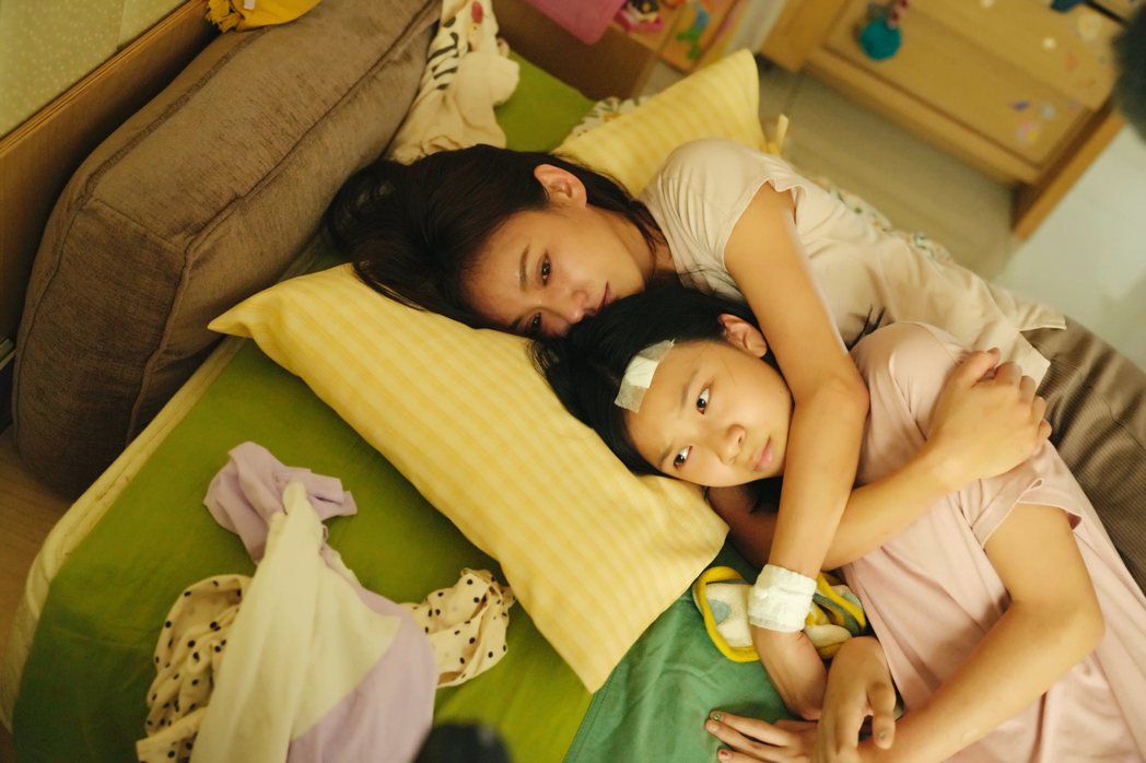 林品彤和陳意涵在「小曉」飾演母女。圖／CATCHPLAY提供