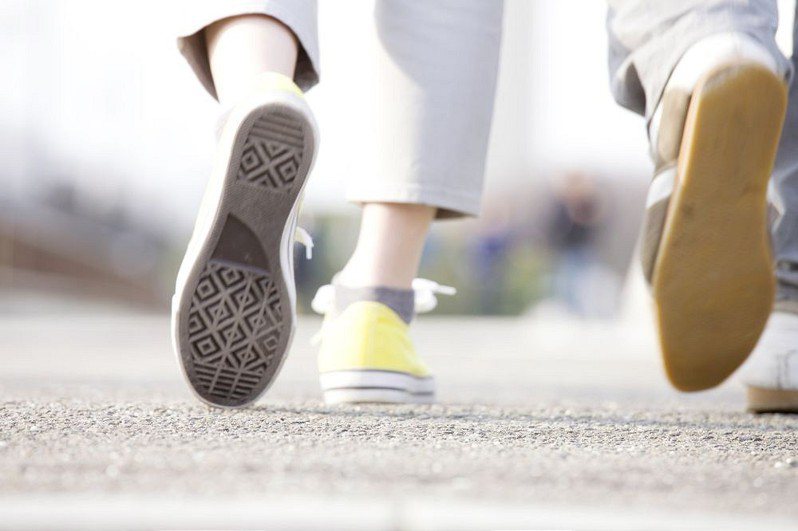 「日行萬步有益健康」並沒有經過嚴謹的研究證實。 但說這是假訊息也太沉重，畢竟，運動的確有益健康，而走路，正是最簡單的運動。情境示意圖，圖片來源／Ingimage。