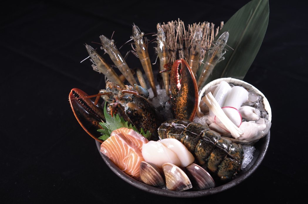 新鮮產地直送的蔬菜盤原食呈現、嚴選各大洋頂級活鮮海鮮。食令.SHABU大直/提供