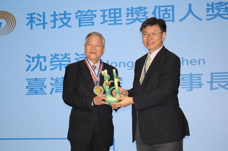 臺灣金控董事長沈榮津(左)獲頒第25屆科技管理獎個人獎最高榮譽。 朝陽科大/提供