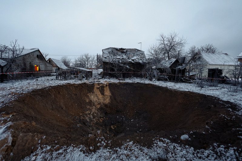 烏克蘭空軍表示，烏軍今天早上射下8枚鎖定烏國首都基輔的俄羅斯彈道飛彈，落下的飛彈碎片導致4人受傷。圖為烏克蘭基輔，俄烏戰爭期間，俄羅斯飛彈攻擊地出現一個彈坑。路透