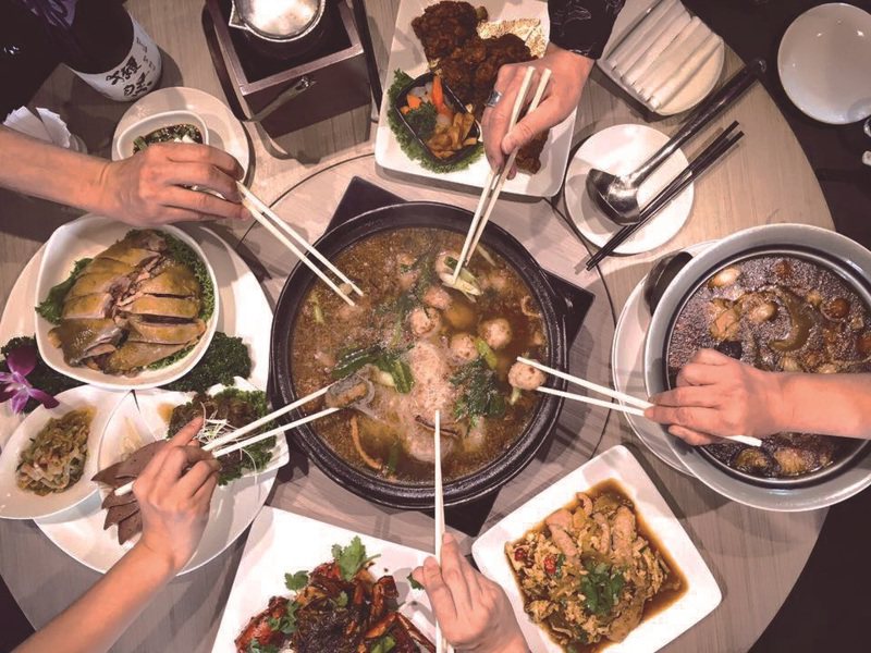 ▲旧正月の大晦日に家族全員が集まりともに夕食を食べることで、円卓の中央にはしばしば鍋が置かれています。（写真・金蓬莱遵古台菜）