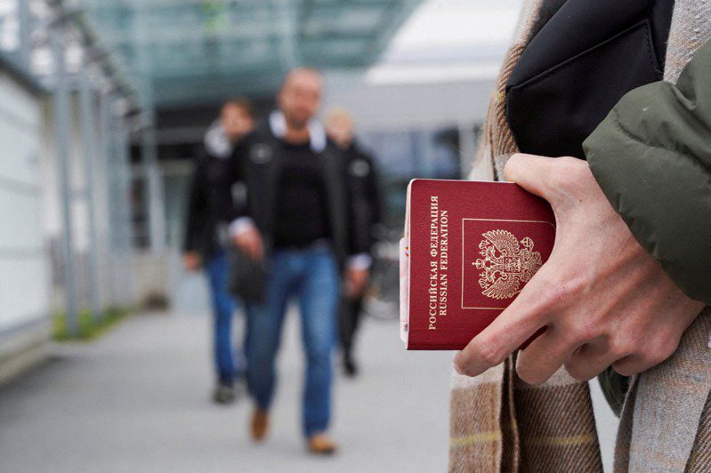 俄羅斯一項新規11日生效，被限制出境者的俄國公民須在接獲通知後5天內上繳護照，直到出國禁令解除為止。路透社