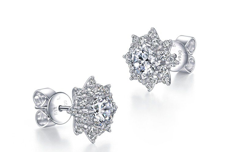 點睛品Infini Love Diamond光環900鉑金鑽石耳環，主石40分，21萬9,000元起。圖／點睛品提供