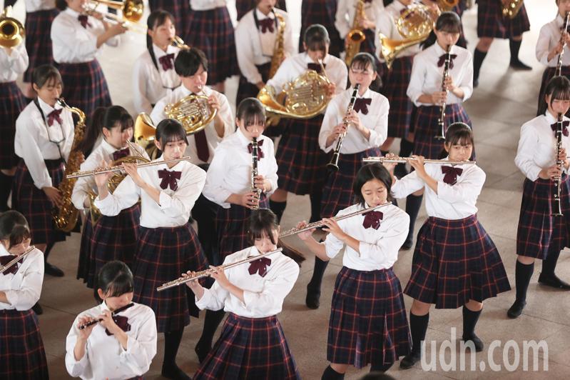 日本京都橘高校吹奏樂部二度訪台，穿著橘高校制服演出相當亮麗吸睛。記者劉學聖／攝影