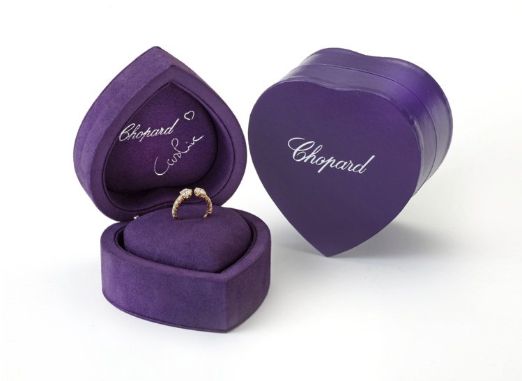 CHOPARD L'Heure Du Diamant系列戒指提供限定紫色愛心絲絨戒指盒。圖／蕭邦提供