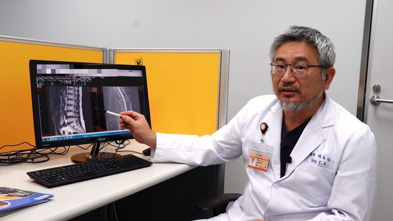 長安醫院骨科主任楊志鴻說，退化造成的脊椎不穩定、神經壓迫是相當常見的熟齡疾病。圖／長安醫院提供