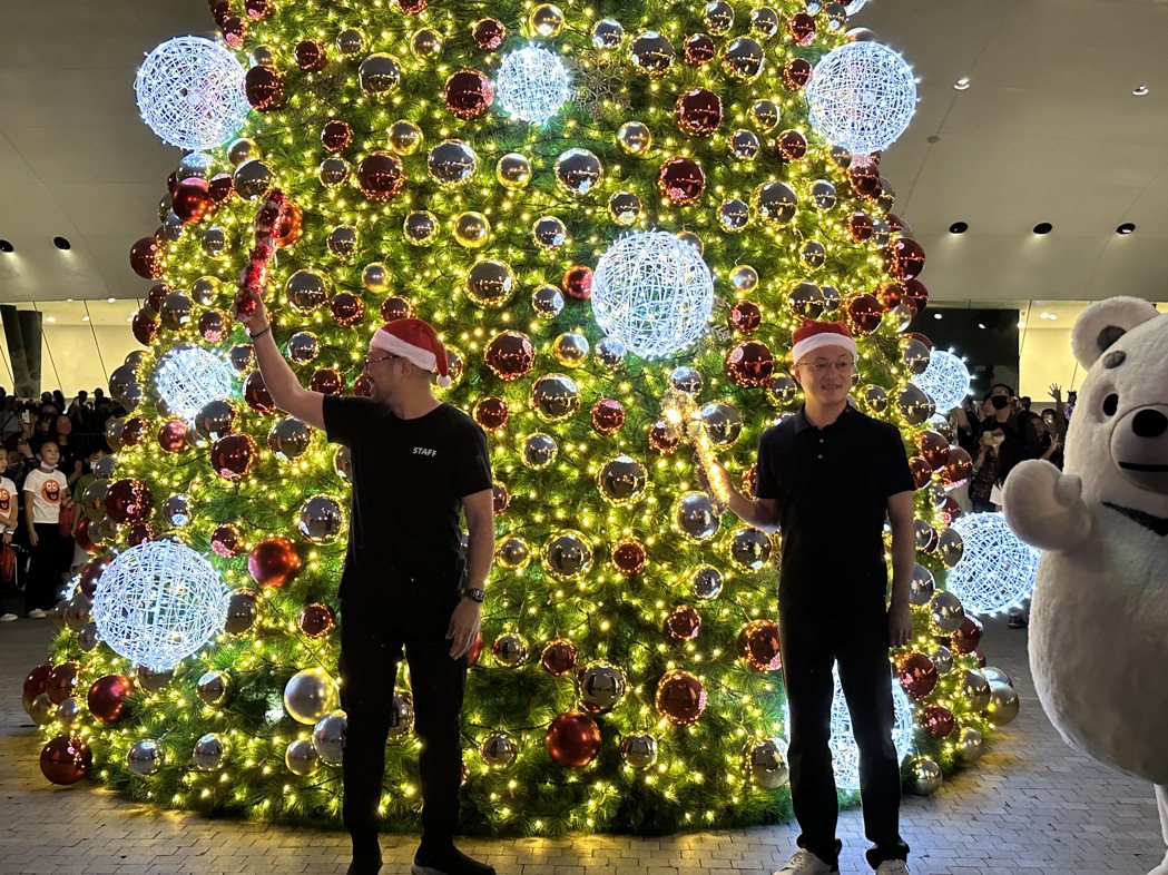 衛武營國家藝術中心耶誕樹點燈，華友聯集團贊助。華友聯提供