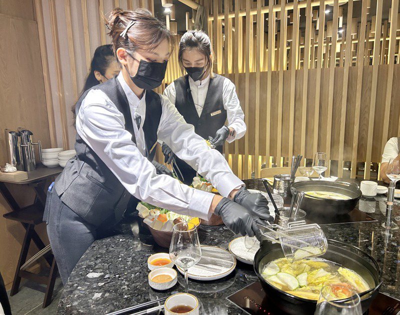 《匠極緻鍋物》配有專屬伺食師提供專業的桌邊服務。記者宋健生/攝影