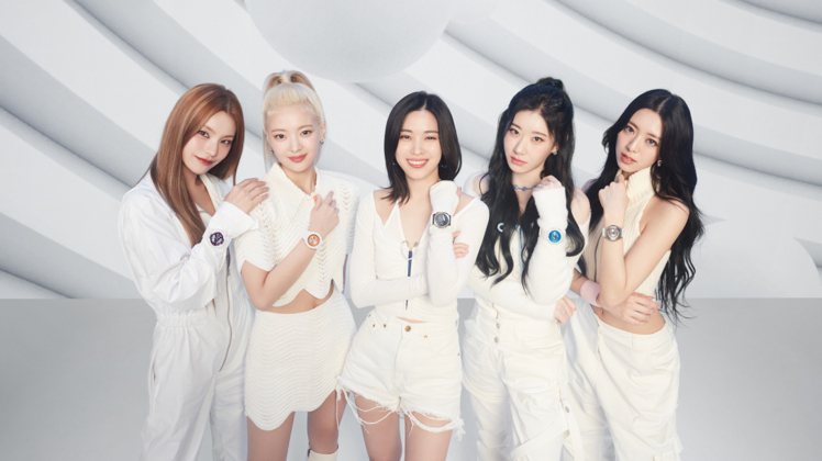 G-SHOCK代言人的韓國女團ITZY換上白色服裝造型，並演繹全新冬季限量腕表。圖／CASIO提供