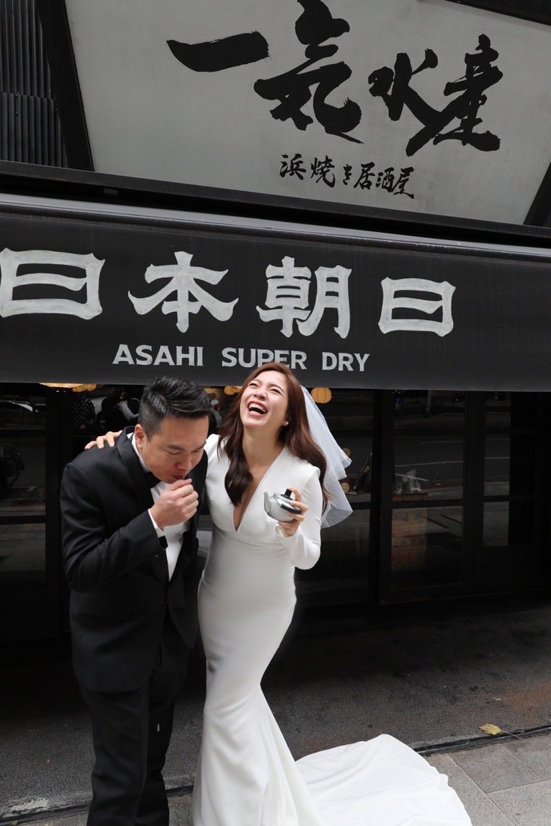 國民黨北市議員鍾沛君（右）今分享婚紗照，畫面笑得燦爛，洋溢滿滿幸福感。圖／鍾沛君提供