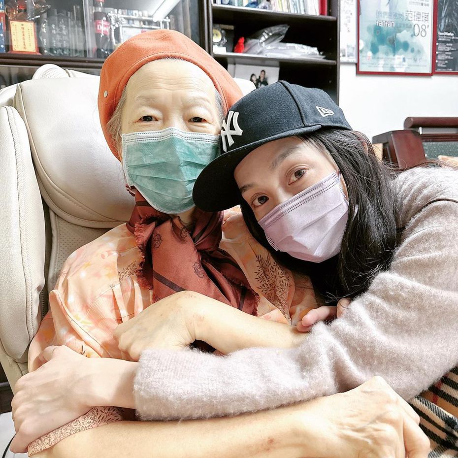 范瑋琪(右)心疼媽媽受病痛折磨。圖／摘自IG