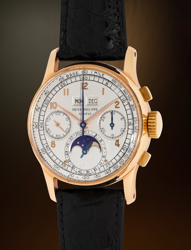 百達翡麗型號 1518，玫瑰金萬年曆計時腕表，備月相 顯示、設速圈刻度，1950年製，以1,81萬4,500美元領銜成交。圖／富藝斯提供