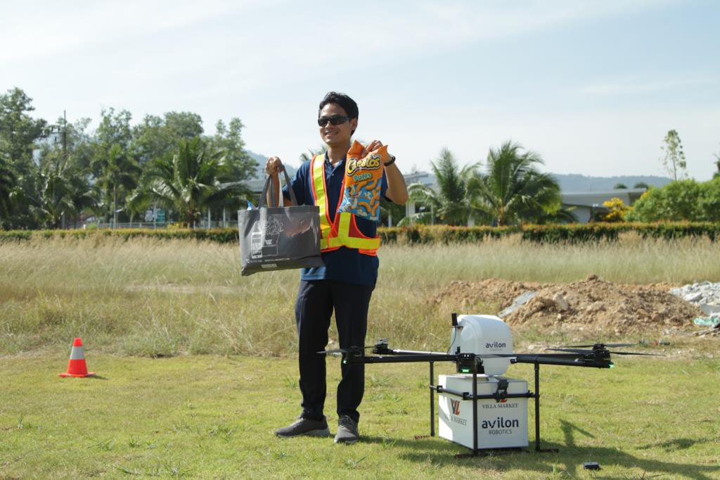 奧榮科技泰國無人機服務啟動，圖為子公司Avilon Robotics實地送貨的狀...