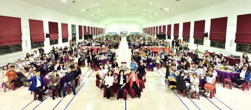 台中市大明高中創校將屆60年，校方前晚舉辦「59風華、喜迎60」餐會，有6百位校友齊聚一堂。圖／大明高中提供