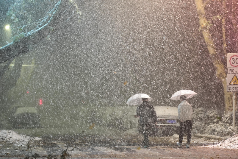 河南12月10日入夜後就迎來今冬首輪大範圍雨雪天氣，其中鄭州更出現暴雪，局部地區大暴雪。新華社