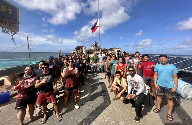 菲律賓軍方高層登上仁愛礁上的「馬德雷山」號廢艦後與艦上成員合影。（取自網路）