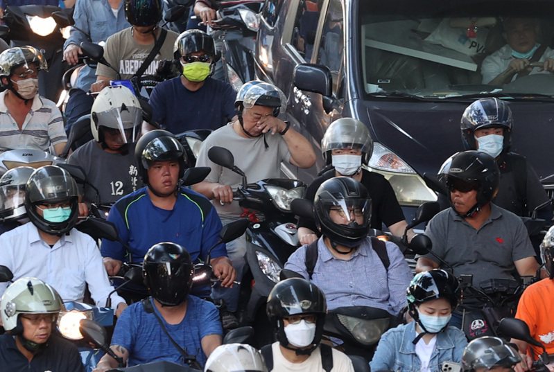 通勤時間對上班族來說，絕對是每日不可避免的困擾，一名網友好奇問大家「台北騎車20分鐘通勤會很硬嗎」？資料照，本報資料照片