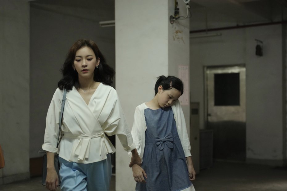 陳意涵(左)和林品彤在「小曉」飾演母女，相愛相殺。圖／Catchplay