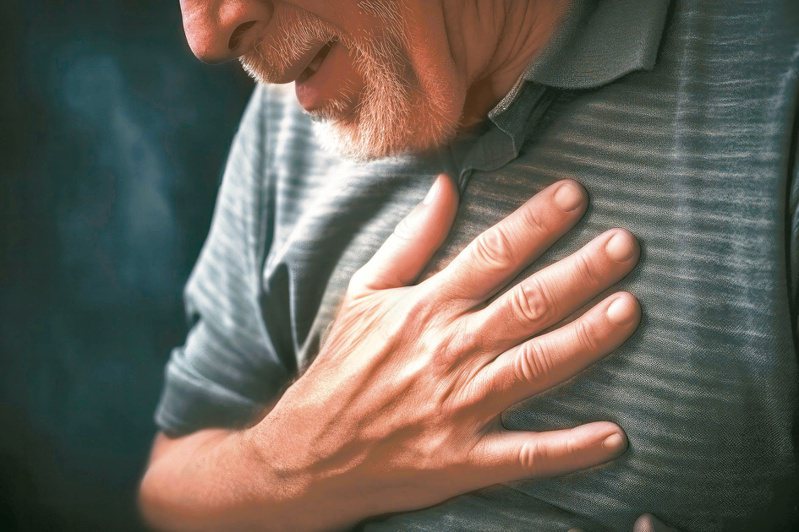 當3條心臟主動脈狹窄或被堵塞時，血液無法充分供應心臟所需，出現胸悶、胸痛等不適，即發生冠心病。圖／123RF