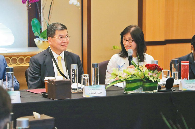 国泰金控8日于COP28场边举行气候领袖圆桌论坛，由国泰金控总经理李长庚（左）、国泰金控投资长程淑芬（右）主持。图／国泰金控提供(photo:UDN)