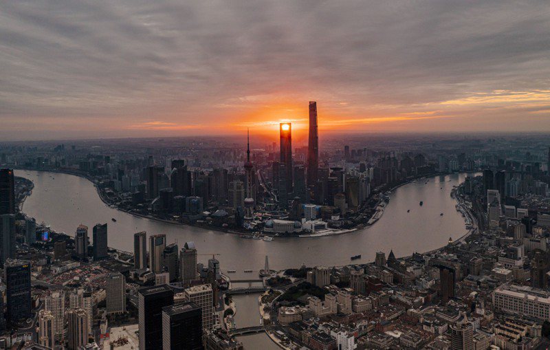 上海是全中國收入最高的城市。圖為初升的太陽照射黃浦江兩岸。（新華社）