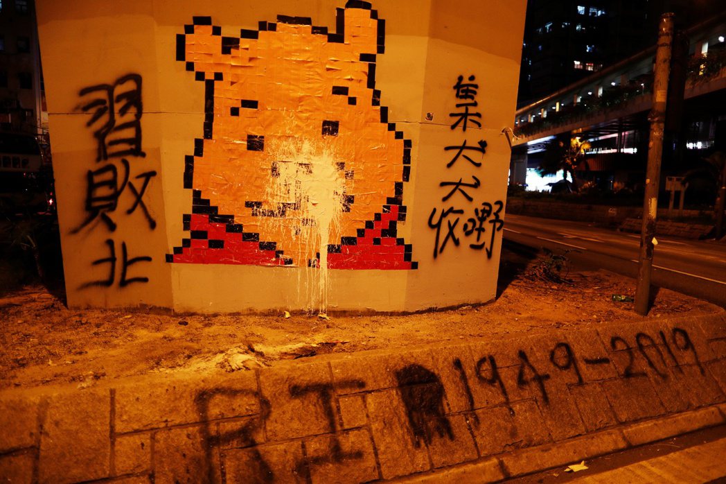 香港出現各式各樣標語、海報和牆上塗鴉，甚至有一首實質上是國歌的香港歌曲傳唱全市，...
