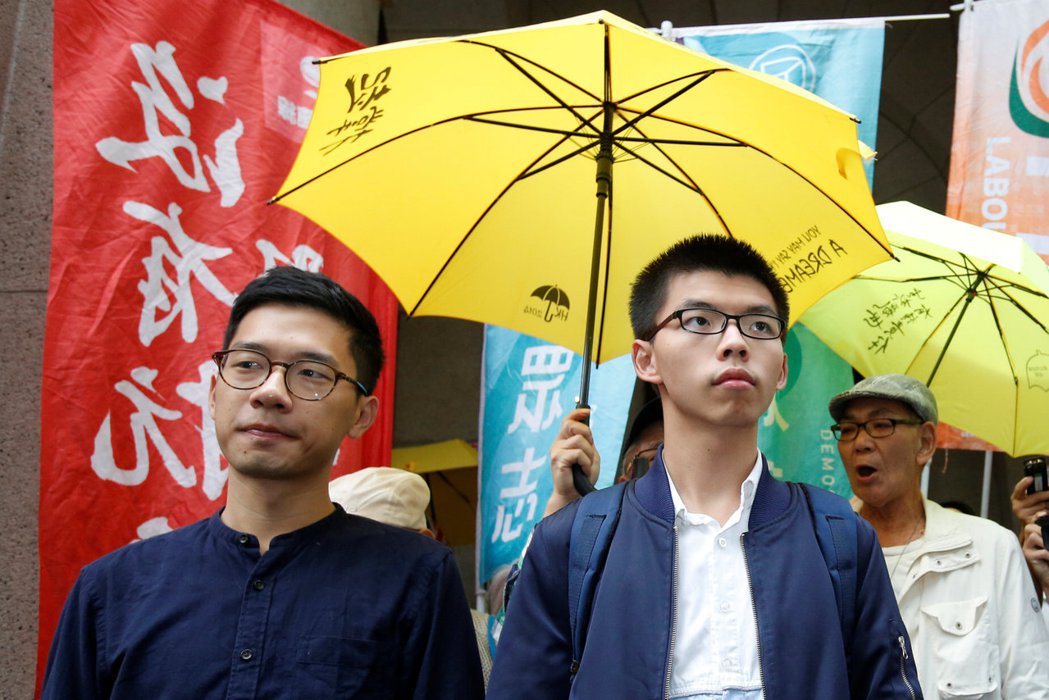 與黃之鋒（右）合創香港眾志黨的羅冠聰（左），亦是中國出生。 圖／路透社 