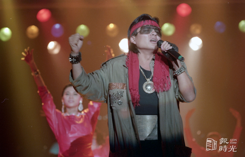 青蛙王子高凌風於台北狄斯奈西餐廳的演唱。圖／聯合報系資料照（1988/08/16 　何福慶攝影）
