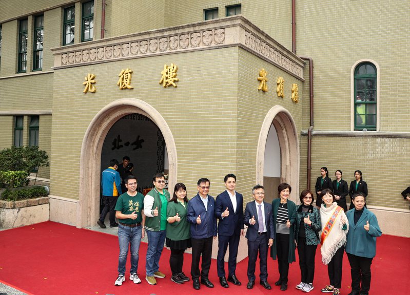 北一女中上午舉行120周年校慶，校內古蹟光復樓修復完工揭幕，台北市長蔣萬安（中）參加揭幕儀式。記者曾原信／攝影