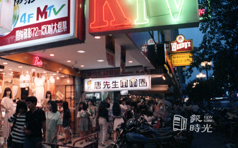 台北市忠孝東路四段街景。圖／聯合報系資料照(1989/05/16 本報記者攝影)