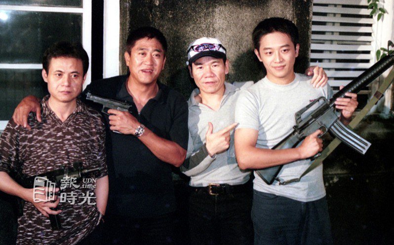 電影「條子阿不拉」拍攝現場。圖為蔡振南（左起）、柯受良、趙傳、陳昭榮。圖／聯合報系資料照(1998/09/30 邱德祥攝影)