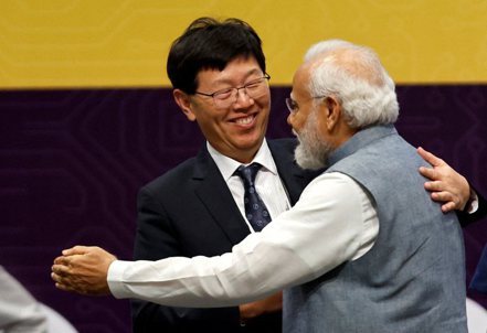 印度總理莫迪（右）積極吸引外商投資，鴻海集團這幾年也加強印度布局，從手機組裝、半導體到電動車無役不予，董事長劉揚偉（左）更多次前往印度。 路透
