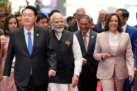 美中對抗，東協國家成為不少企業「中國+1」、「台灣+1」的布局新選擇。圖為今年9月，亞洲多國領袖（左起）南韓總統尹錫悅、印度總理莫迪。中國總理李強，及美國副總統賀錦麗，一同出席在雅加達舉行的東亞峰會。 路透