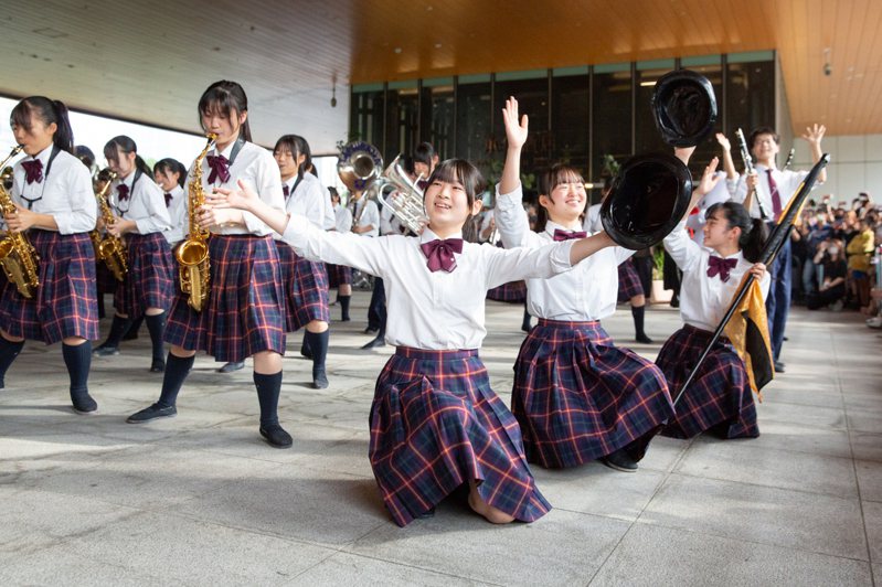 日本京都橘高校吹奏樂部2度訪台掀起「橘色旋風」。中央社