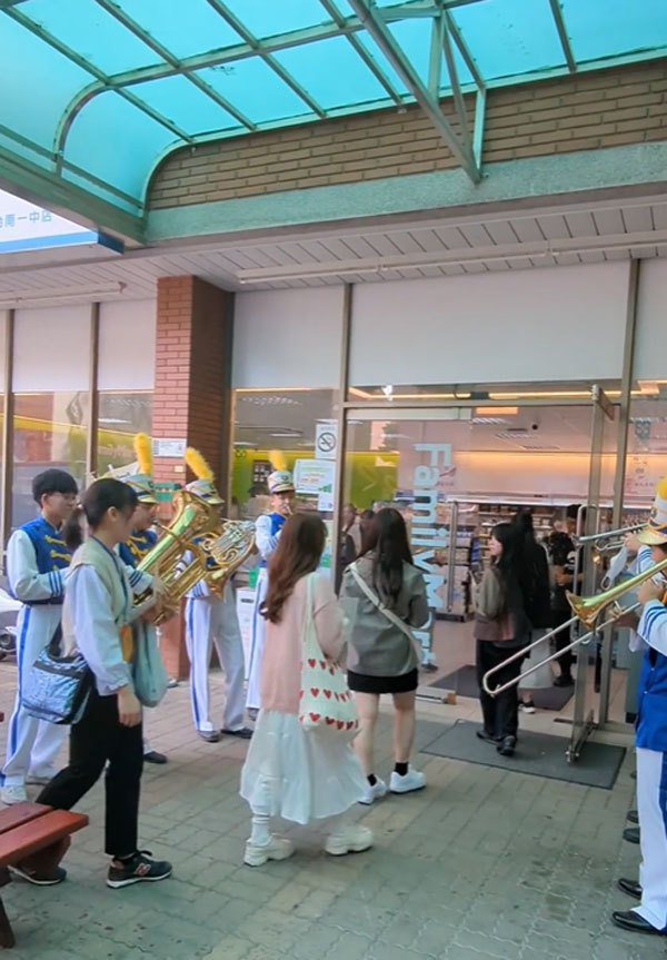 日本宮城第一高校師生7日參訪台南一中，南一中樂隊不僅以古典樂迎賓，下課時還在校內全家超商吹奏「開門音樂」。 圖/取自台南一中管樂社IG