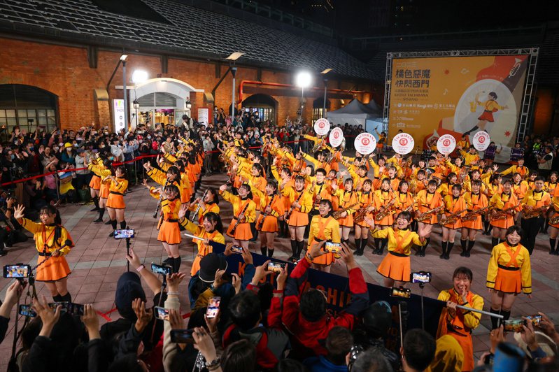 「橘色惡魔」日本京都橘高校吹奏樂部12日晚間在台北西門紅樓廣場帶來精彩快閃演出，一連表演多首曲目博得滿堂彩，團員們在演出結束後帶著燦爛笑容揮手向觀眾致意。中央社