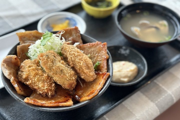 ▲牡蠣豬肉合戰丼 1800日圓（豬肉6片、炸牡蠣3顆）。　記者-蔡雅雯／攝影