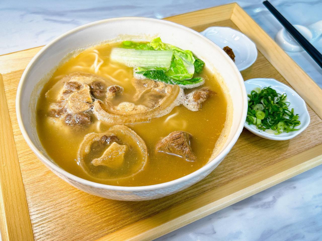 「清燉金字牛尾麵」適合不吃辣的饕客，湯頭香醇美味。Eric Hsu攝