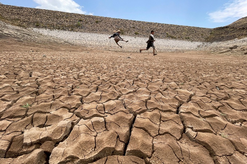 葉門男孩8月在乾涸的水壩玩耍。葉門水利與環境部長表示，8年內戰加劇供水壓力。 路透