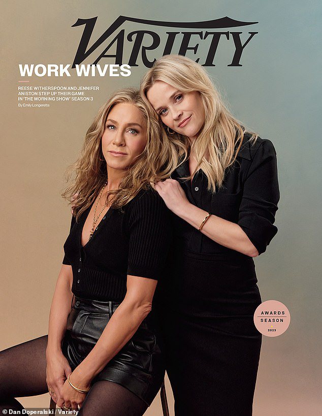 珍妮佛安妮絲頓（左）與瑞絲薇絲朋為了「晨間直播秀」再度一起上封面。圖／摘自Variety