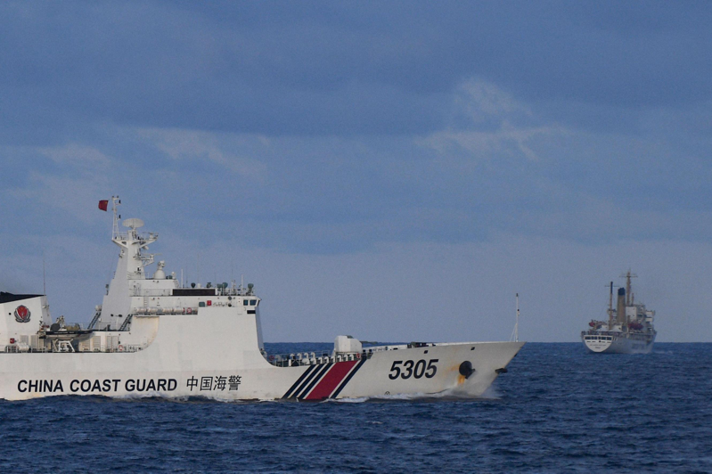 中菲南海衝突持續升溫，圖為大陸海警船（左）與菲律賓船隻今年10月在南海對峙場景。（法新社）