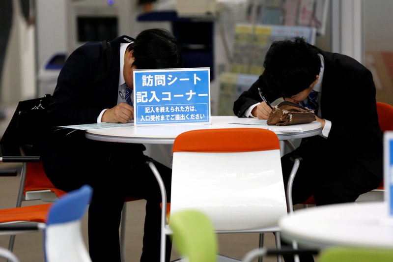 近八成日本大學生求職只選聽過的公司，日本近來出現「盲選」工作媒合，不給公司名稱只談企業願景，讓新鮮人不帶偏見認識這家公司。路透