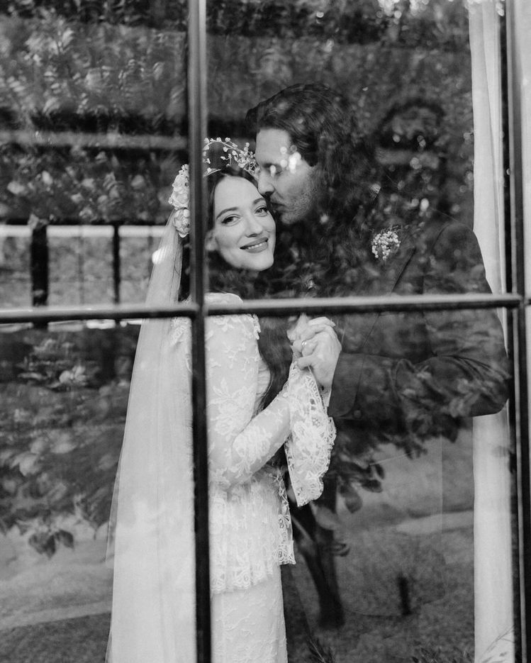 凱特丹寧絲和搖滾歌手「狂人安德魯（Andrew W.K.）」結婚，並貼出婚紗照。圖／摘自IG