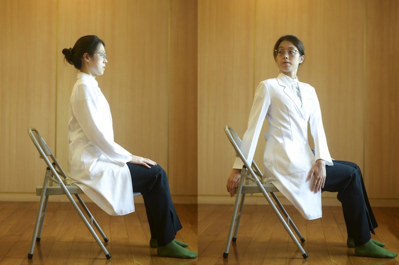「椅子瑜珈」脊椎轉體：坐在椅子前三分之一處，單手放在另一個膝蓋外側，一手扶靠椅背。吸氣時，脊椎向上延伸並扭轉上身；吐氣時，維持原位。圖／台北慈濟醫院提供