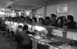 1980年12月13日，台閩地區戶口及住宅普查即將展開，不少民眾趕至戶政事務所辦理遷出、入戶手續。圖／聯合報系資料照片