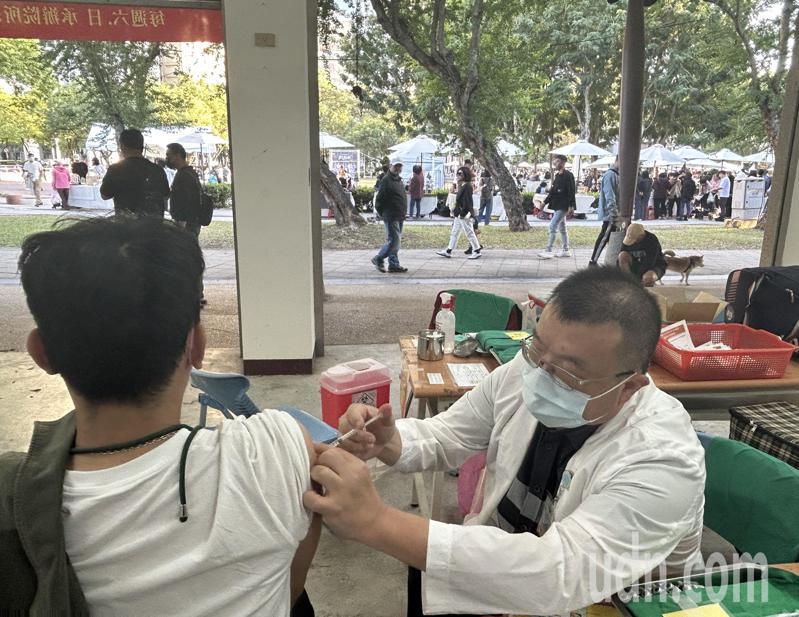 台中市文心森林公園疫苗接種站，提供流感、新冠、肺鏈及猴痘等4種公費疫苗注施打。記者趙容萱／攝影