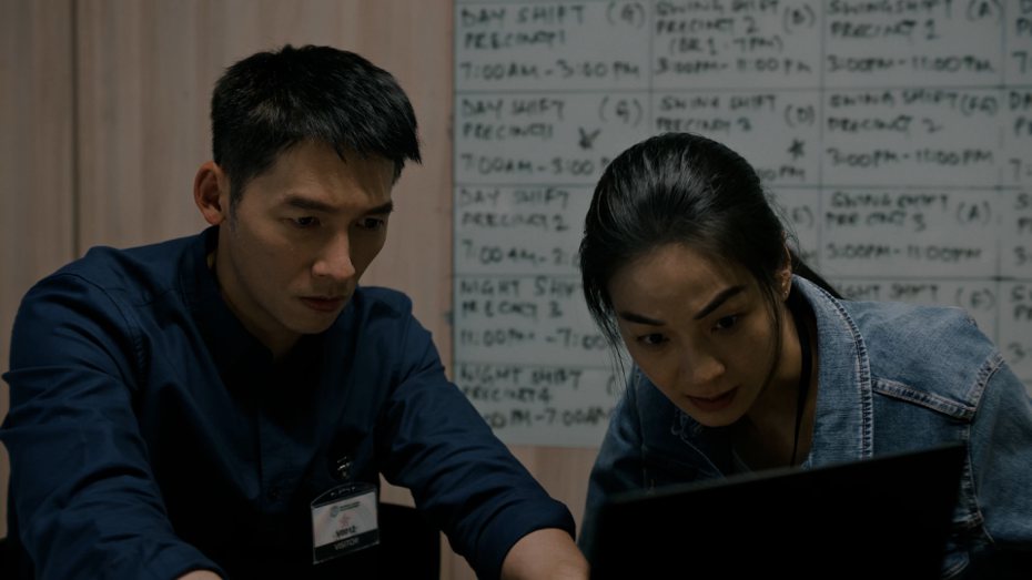 陈雪甄(右)「深网」中饰演的刑警为调查案件，必须面对自己内心深藏已久的秘密。图／HamiVideo提供