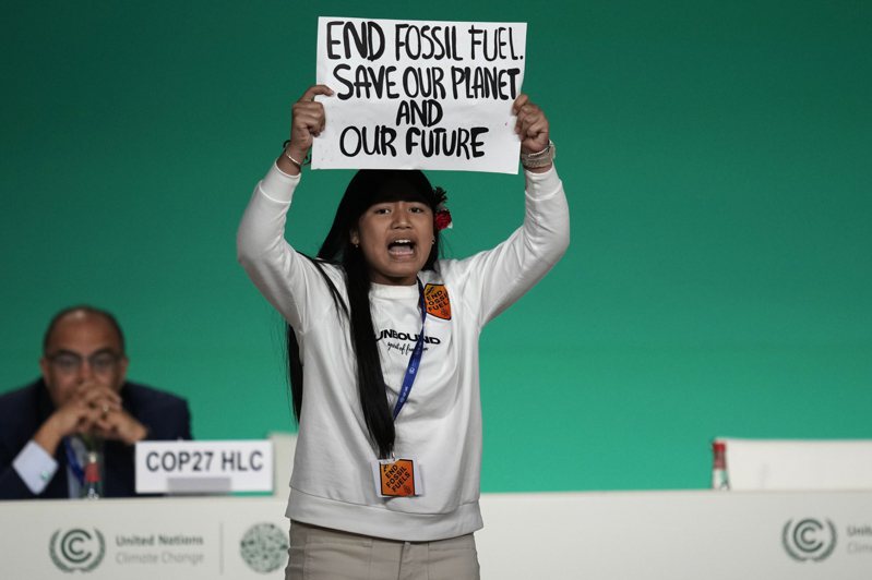 環保維權人士十一日在COP28大會上抗議，若沒有結束使用化石燃料，將繼續危害氣候，斷送未來。（美聯社）